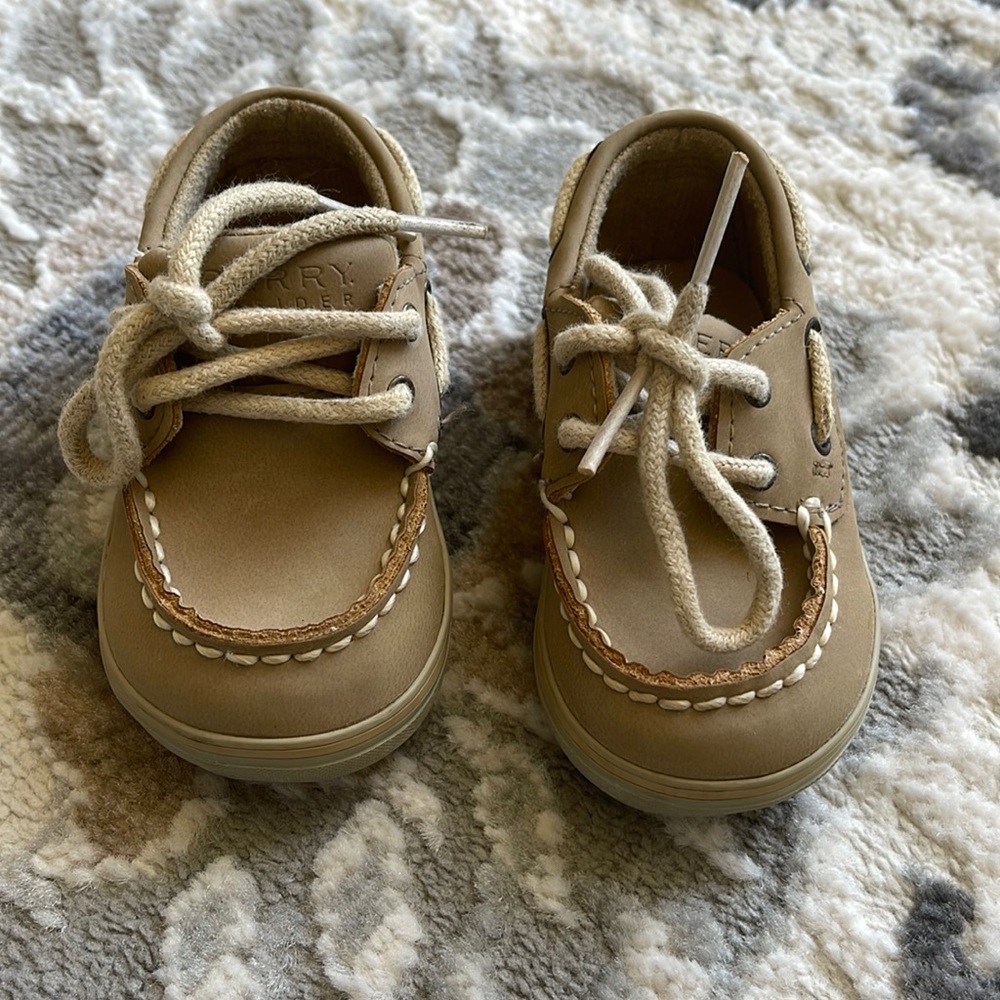 Sperry 2months tan color